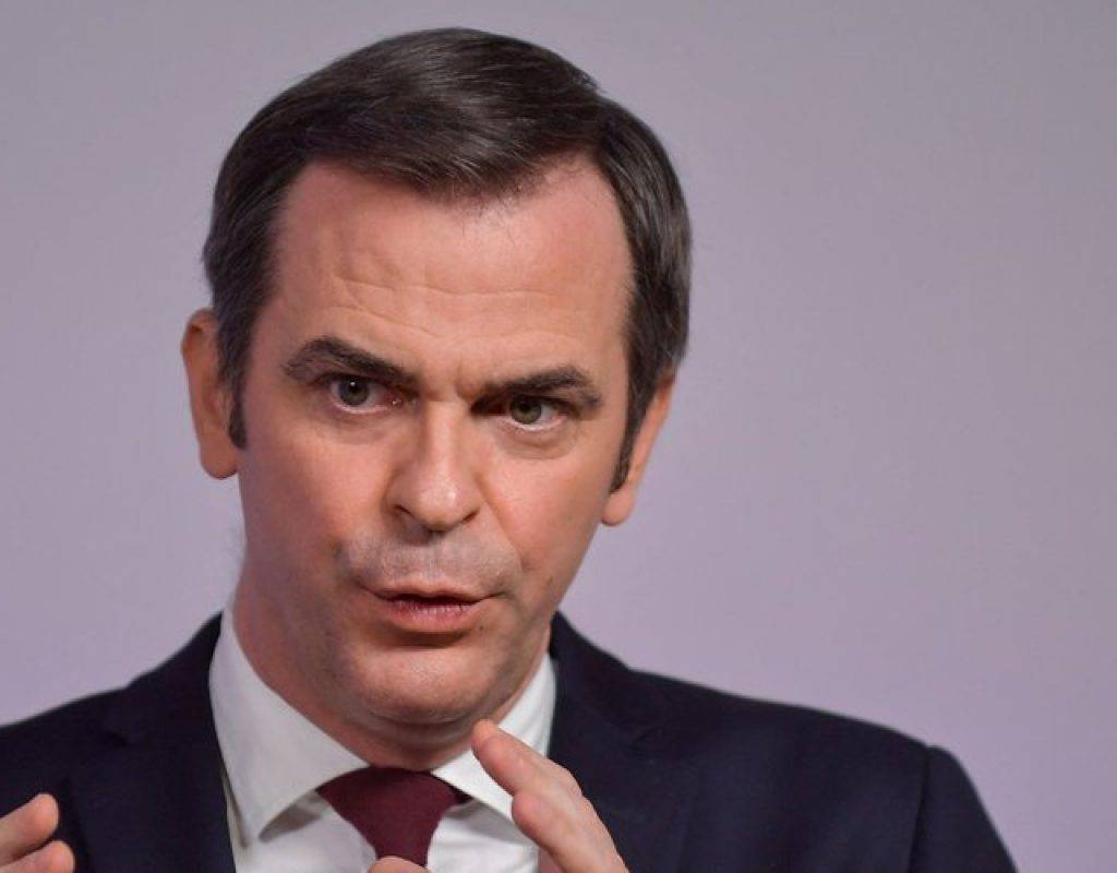olivier-veran France's Health Minister Olivier Veran gives a press conference on the Covid-19 ongoing situation, in Paris on January 20, 2022. - As the epidemic situation in France shows encouraging signs, the government presents a detailed timetable for a gradual lifting of the last restrictions. (Photo by JULIEN DE ROSA / AFP)